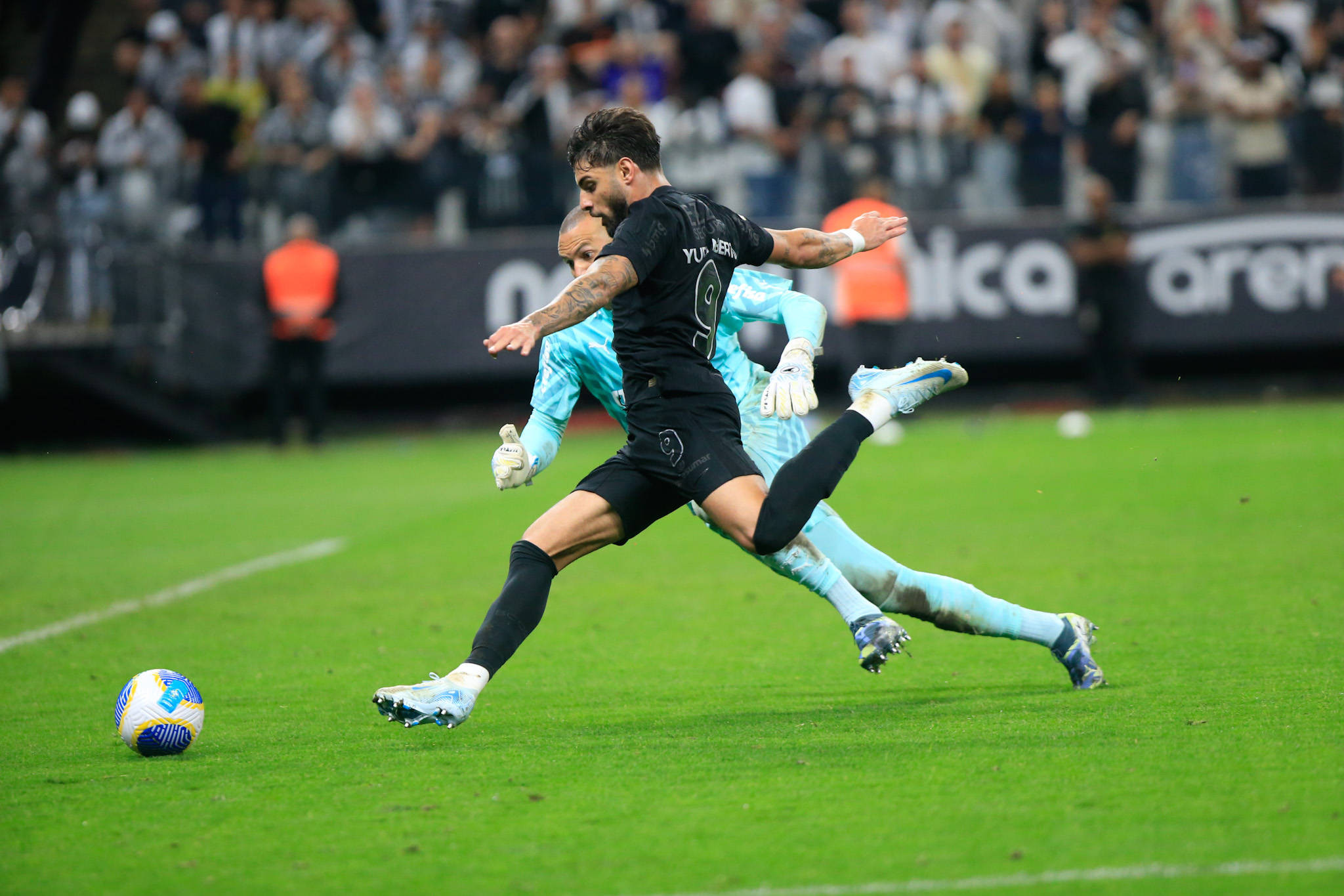 Cap de porc aruncat pe teren &icirc;n timpul derby-ului Corinthians - Palmeiras! &rdquo;Aproape că mi-am rupt piciorul, am crezut că este o pernă&rdquo;